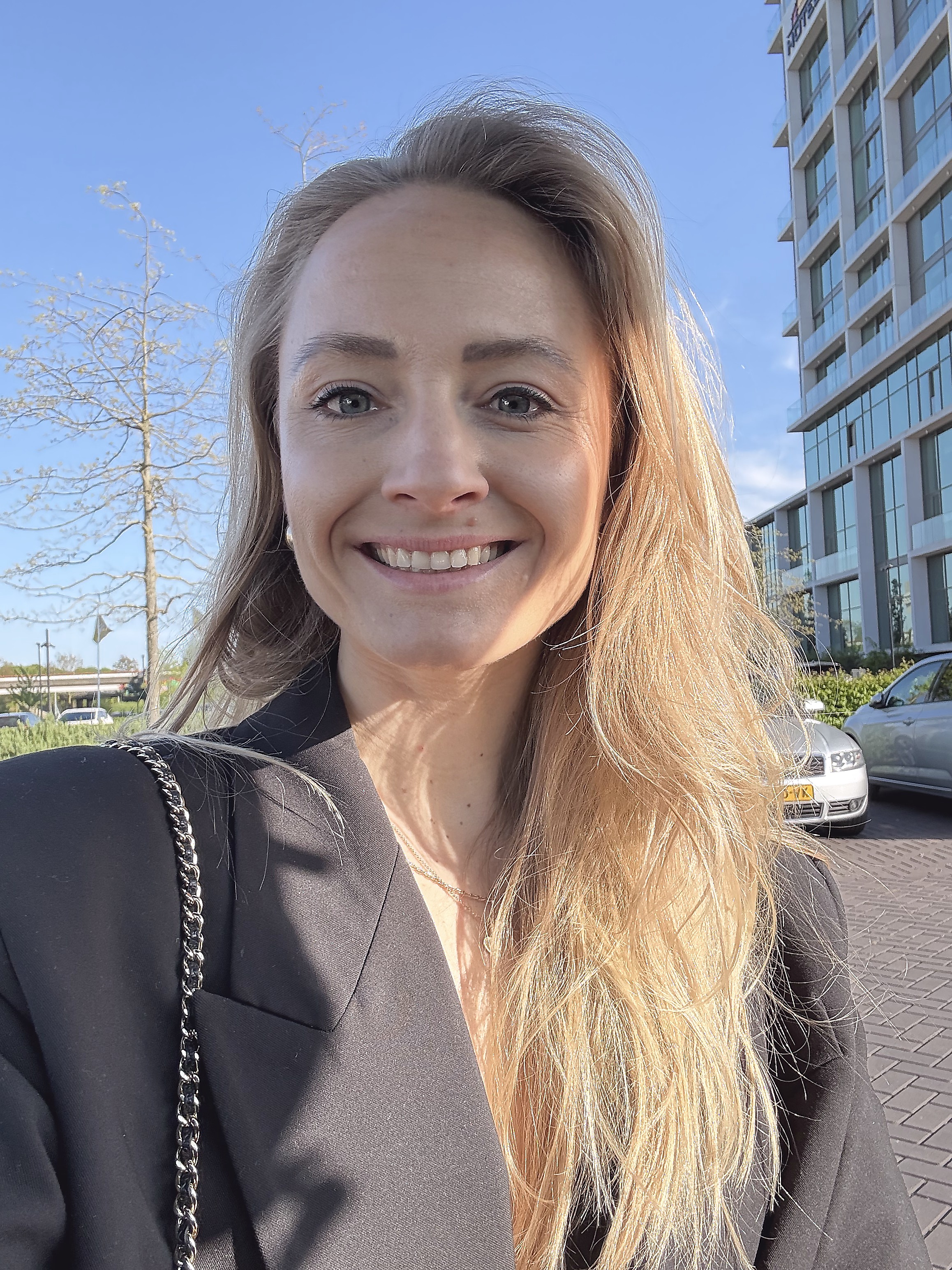 Blonde vrouw die een skincare pad aanbrengt in een koele lavendel editorial setting